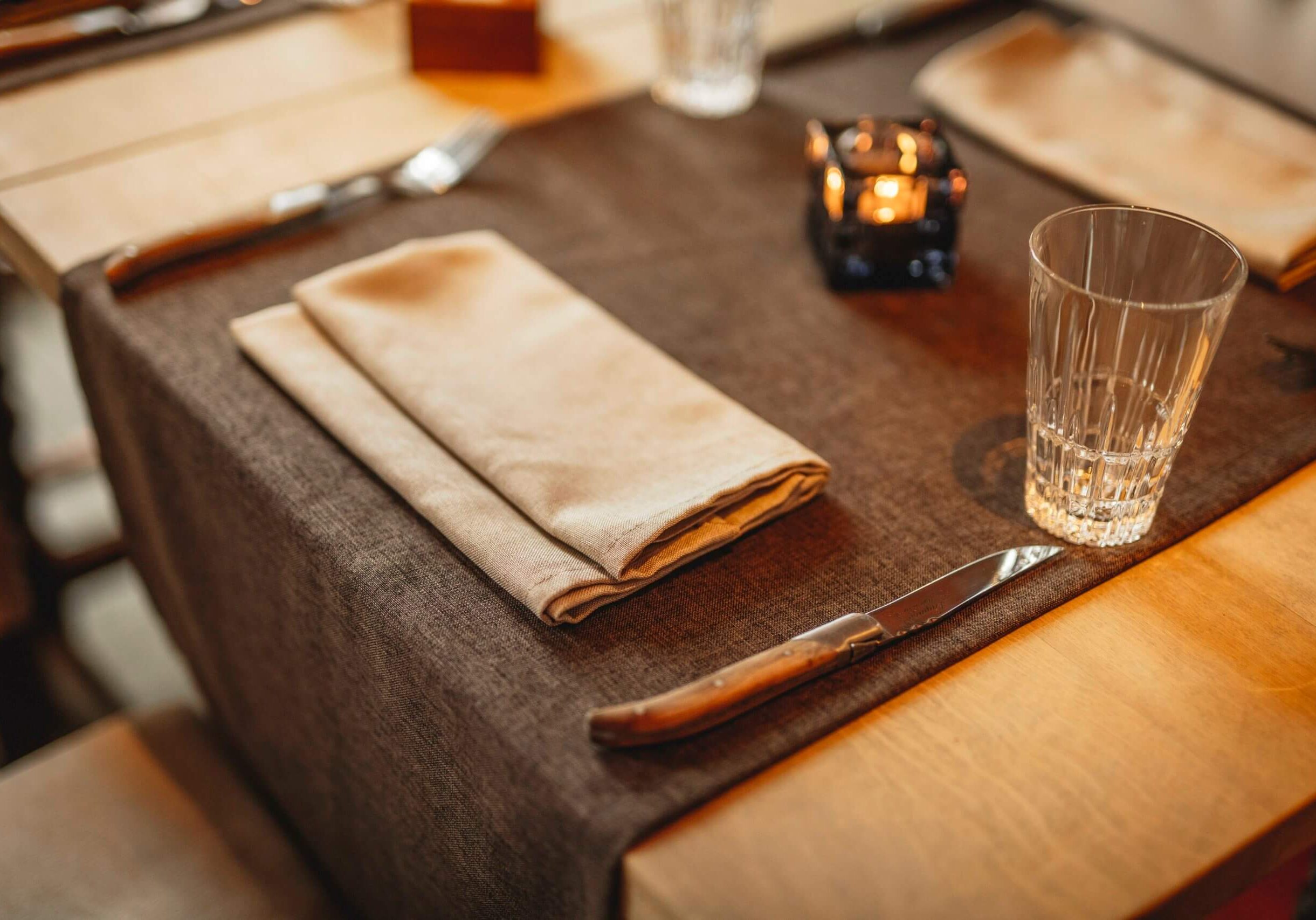 Servicio de mesa con servilleta, cubiertos y farolillo en el Chase Steakhouse