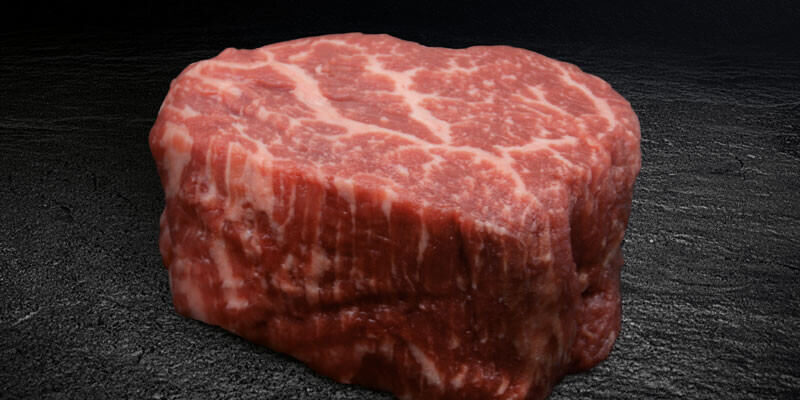 深色背景上来自 Morgan Ranch 的美国牛肉生菲力（Filet Mignon）