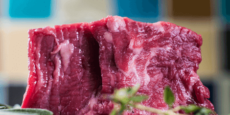 带大理石纹的生牛肉，配新鲜香草
